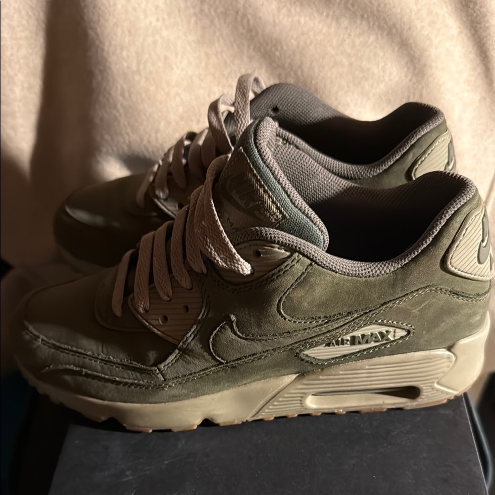 Nike Air Max Olive Green Sneakers 6Y, women’s 7.5